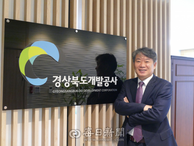 이재혁 경북개발공사 사장이 자신의 집무실 앞에 있는 공사 로고 앞에서 포즈를 취하고 있다. 김영진 기자