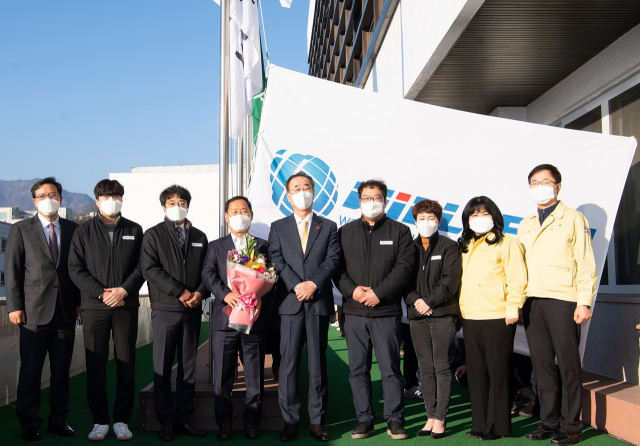 구미시가 2022년 1월 이달의 기업으로 구미국가산업단지 내 ㈜윌테크를 선정, 시청 게양대에서 회사기 게양식을 하고 있다. 구미시 제공