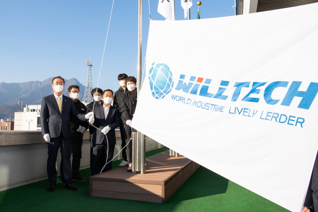 구미시가 2022년 1월 이달의 기업으로 구미국가산업단지 내 ㈜윌테크를 선정, 시청 게양대에서 회사기 게양식을 하고 있다. 구미시 제공