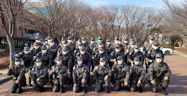 지난 2일 동계훈련 출발에 나서는 영진전문대 RNTC 후보생들이 대학 교정에서 성공적인 훈련을 다짐하며 파이팅을 외치고 있다. 영진전문대 제공