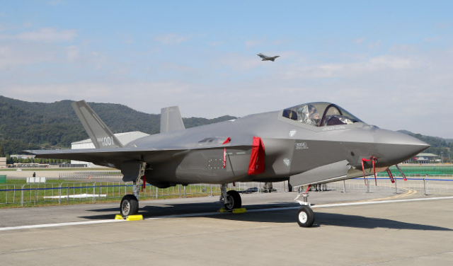 서울 국제항공우주 및 방위산업 전시회 2021(서울 ADEX) 프레스데이 행사에 F-35A 전투기가 전시돼 있다. 연합뉴스