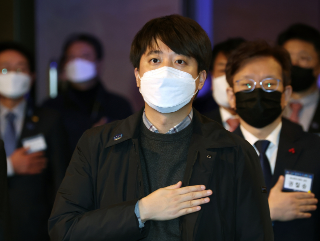 국민의힘 이준석 대표가 4일 오후 서울 중구 상의회관에서 열린 2022년도 경제계 신년 인사회에 참석해 국기에 경례하고 있다. 연합뉴스