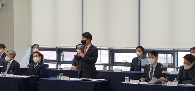 권영진 대구시장이 4일 대구 달성군 국가물산업클러스터에서 열린 물기업 간담회에서 발언하고 있다. 대구시 제공.
