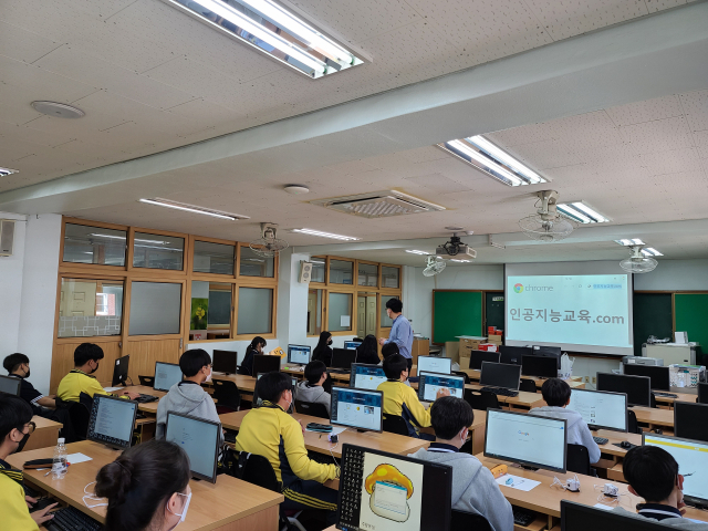 한국로봇산업진흥원 교육기부 프로그램 창의체험스쿨. 로봇산업진흥원 제공