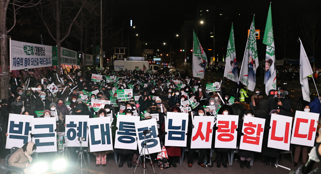 박근혜 전 대통령이 특별사면으로 석방된 31일 새벽 서울 강남구 일원동 삼성서울병원 앞에서 박 전 대통령 지지자들이 환호하고 있다. 연합뉴스