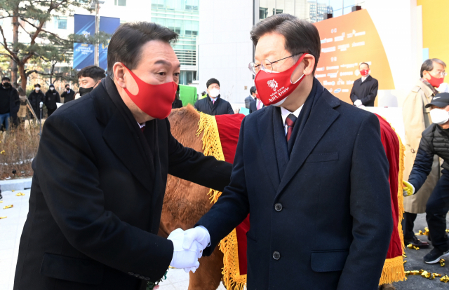 더불어민주당 이재명 대선 후보와 국민의힘 윤석열 대선 후보가 3일 서울 여의도 한국거래소 본관 앞에서 열린 