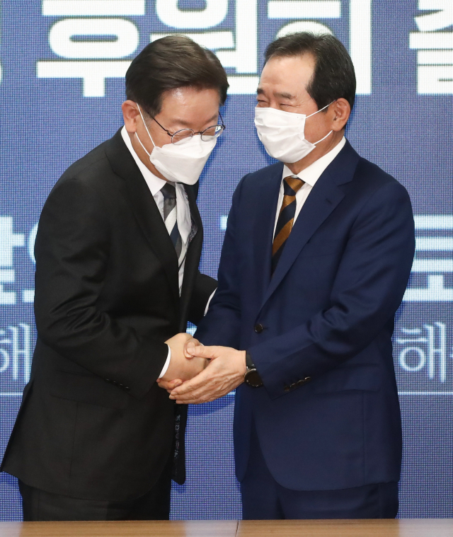 더불어민주당 이재명 대선후보와 정세균 후원회장이 4일 서울 여의도 중앙당사에서 열린 더불어민주당 대통령선거 후보자 이재명 후원회 출범식을 마친 뒤 악수하고 있다. 연합뉴스