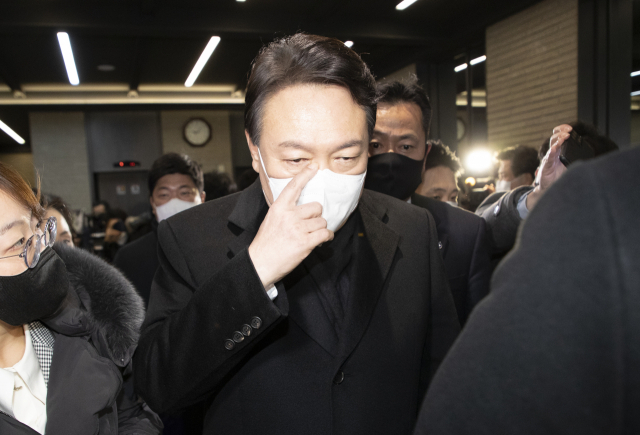 국민의힘 윤석열 대선 후보가 3일 저녁 서울 여의도 당사에서 선대위 전면 쇄신안 후속대책을 논의한 뒤 당사를 나서고 있다. 연합뉴스