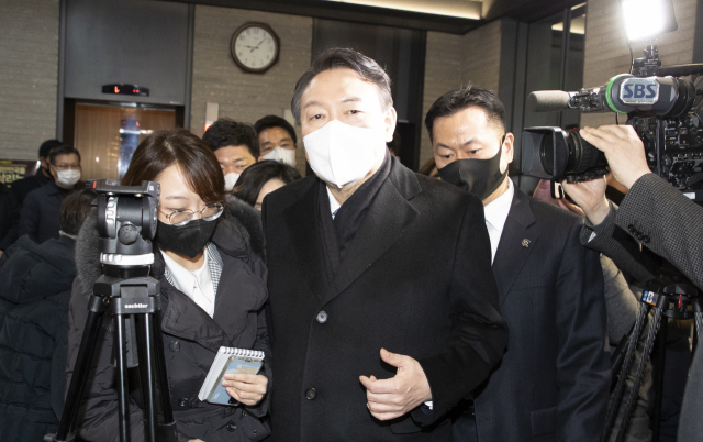 국민의힘 윤석열 대선 후보가 지난 3일 저녁 서울 여의도 당사에서 선대위 전면 쇄신안 후속대책을 논의한 뒤 당사를 나서고 있다. 연합뉴스