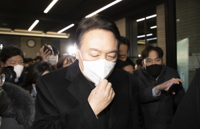 국민의힘 윤석열 대선 후보가 지난 3일 저녁 서울 여의도 당사에서 선대위 전면 쇄신안 후속대책을 논의한 뒤 당사를 나서고 있다. 연합뉴스
