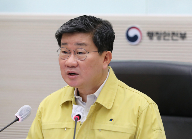 전해철 중앙재난안전대책본부 2차장(행정안전부 장관)이 5일 오전 세종시 정부세종2청사에서 열린 신종 코로나바이러스 감염증(코로나19) 대응 중앙재난안전대책본부 회의에서 발언하고 있다. 연합뉴스
