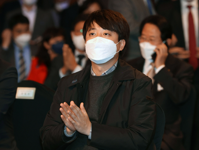 국민의힘 이준석 대표가 4일 서울 중구 대한상공회의소 국제회의장에서 열린 2022년 경제계 신년인사회에서 최태원 대한상의 회장의 신년인사말에 박수치고 있다. 연합뉴스