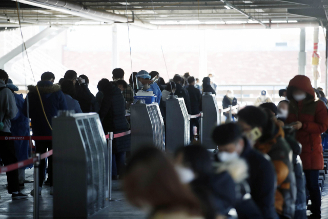 4일 오후 광주 북구보건소 선별진료소에 검사를 받으려는 시민들의 방문이 이어지고 있다. 연합뉴스