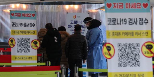 5일 서울광장 선별진료소에서 의료진이 검사를 안내하고 있다. 이날 중앙방역대책본부는 4일 하루 서울에서 발생한 코로나19 신규 확진자는 1천412명이라고 밝혔다. 오후 9시까지 전국 총확진자 수는 3천689명이다. 연합뉴스