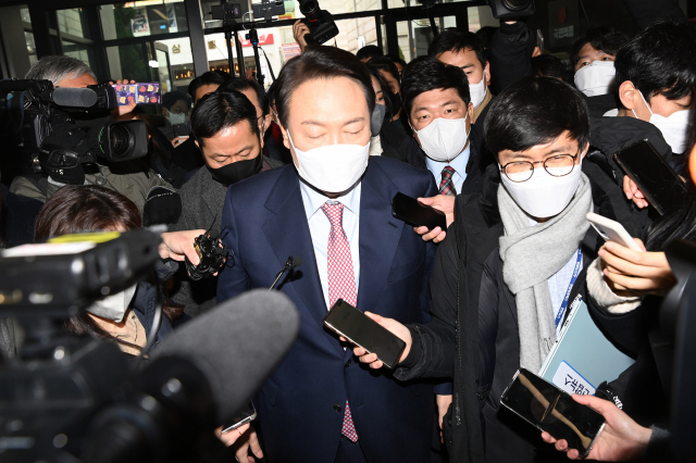 국민의힘 윤석열 대선 후보가 5일 오전 쇄신안을 발표하기 위해 여의도 당사로 들어서며 취재진의 질문 세례를 받고 있다. 연합뉴스