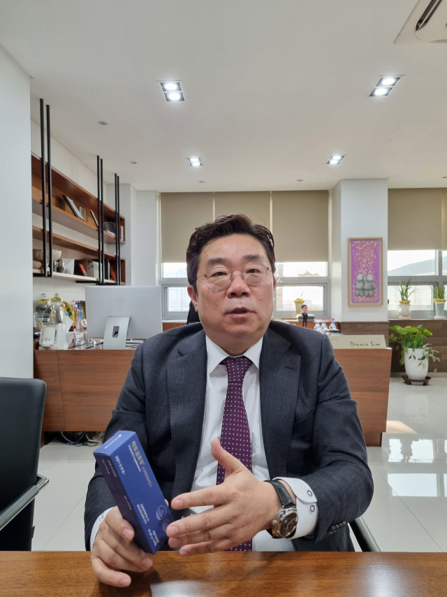 덴티스 신제품 구강 유산균 락토글로우를 소개하는 심기봉 대표. 채원영 기자