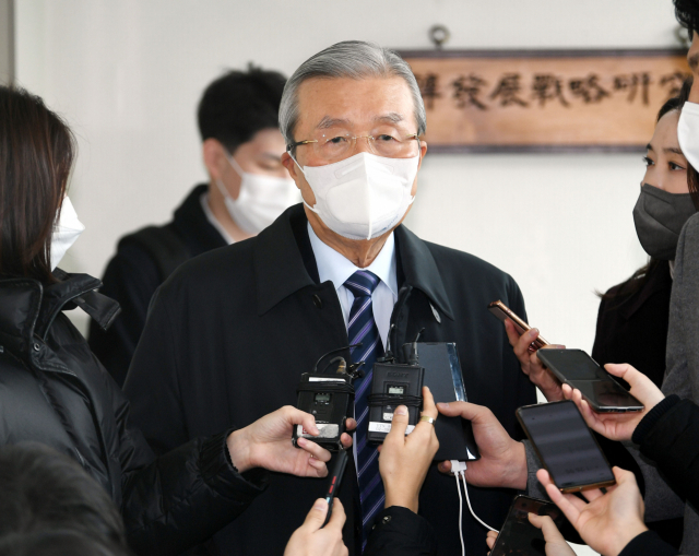 총괄선대위원장직에서 스스로 물러나겠다는 뜻을 밝힌 국민의힘 김종인 총괄선대위원장이 5일 오전 서울 종로구 자신의 사무실에서 윤석열 대선 후보의 선대위 쇄신안 발표를 시청한 후 외부로 나서고 있다. 연합뉴스