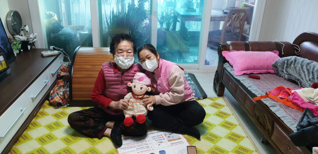 경북 구미시가 인공지능(AI) 반려로봇 효돌이(사진 중앙)를 홀몸 어르신들에게 전달해 호응을 얻고 있다. 구미시 제공