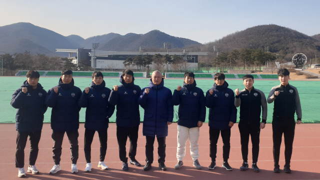 2022 시즌 프로축구 K리그1에서 새 출발하는 김천상무의 코치진. 왼쪽부터 김민혁·심정현·김치우·곽상득, 김태완 감독, 성한수·신상우·김영효·구성훈. 김천상무 제공
