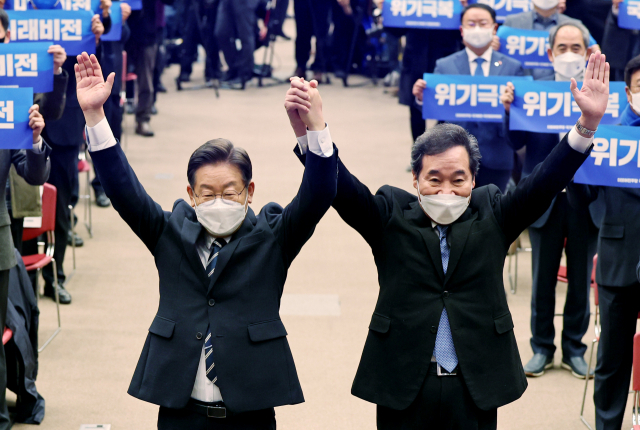 더불어민주당 이재명 대선 후보와 국가비전·국민통합위원회 공동위원장인 이낙연 전 대표가 5일 광주시 서구 김대중컨벤션센터에서 열린 국가비전·국민통합위원회 광주비전회의에서 인사하고 있다. 연합뉴스