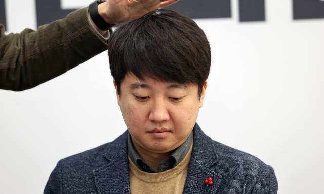 국민의힘 이준석 대표가 3일 오전 서울 여의도 국회에서 2022년 신년인사회를 준비하고 있다. 연합뉴스