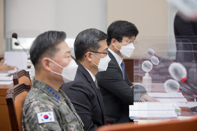 5일 오후 국방부와 합참의 긴급현안 보고를 위해 국회에서 열린 국방위 전체회의에 원인철 합참의장(왼쪽부터), 서욱 국방부 장관, 강은호 방위사업청장이 출석해 있다. 연합뉴스