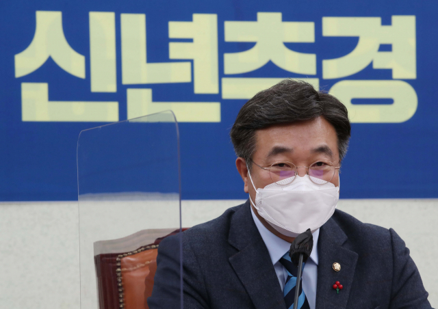 더불어민주당 윤호중 원내대표가 5일 서울 여의도 국회에서 열린 코로나 극복 신년추경 연석회의에서 발언하고 있다. 연합뉴스