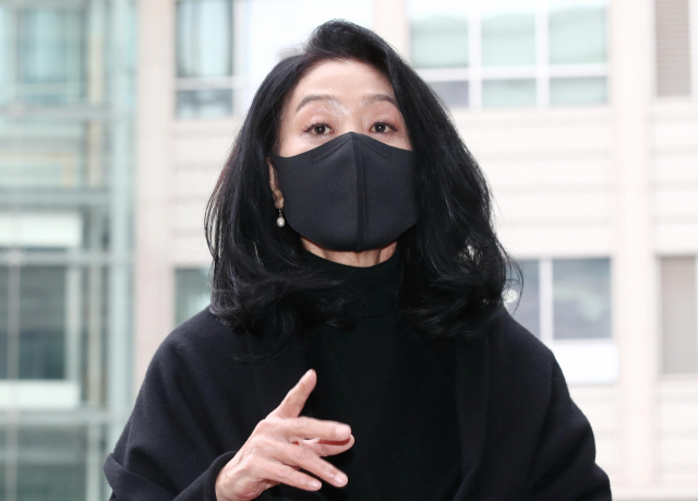 더불어민주당 이재명 대선 후보에게 허언증 환자로 몰렸다며 손해배상 청구 소송을 제기한 배우 김부선 씨가 5일 오후 서울동부지법에서 열린 4차 변론기일에 출석하며 취재진의 질문에 답하고 있다. 연합뉴스
