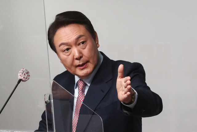 국민의힘 윤석열 대선 후보가 5일 서울 여의도 중앙당사에서 선거대책위원회 해산 및 입장 발표 기자회견을 마치고 취재진의 질문을 받고 있다. 연합뉴스