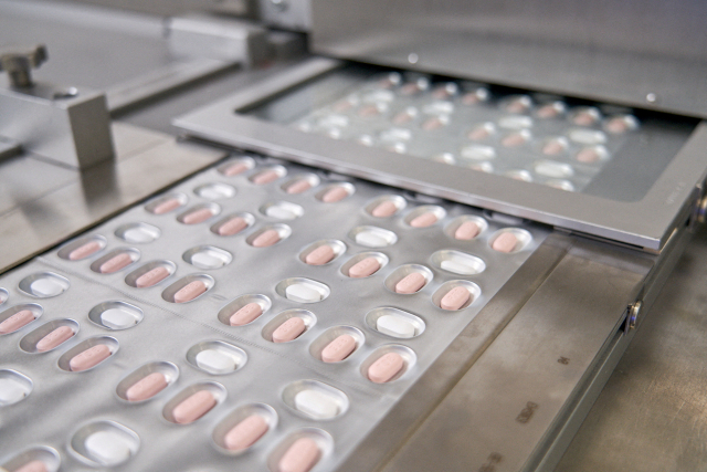 미국 식품의약국(FDA)은 22일(현지시간) 자국 제약사 화이자가 개발한 신종 코로나바이러스 감염증(코로나19) 경구용 치료 알약 