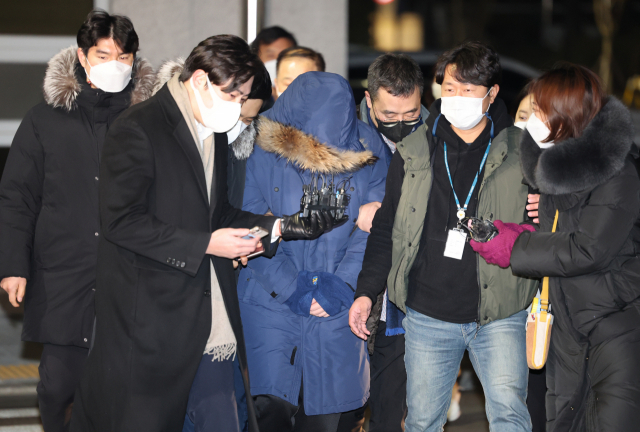 경찰은 회삿돈 1천880억원을 빼돌린 혐의를 받는 오스템임플란트 직원 이 모(45) 씨를 5일 검거했다고 밝혔다. 사진은 이 모 씨가 6일 오전 서울 강서경찰서로 들어서는 모습.
