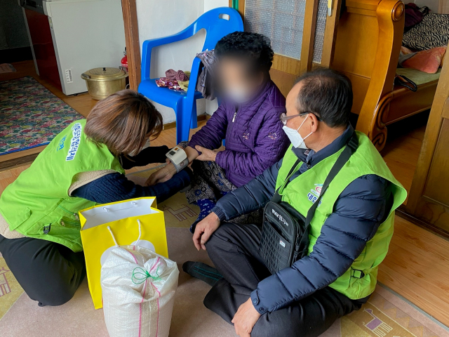 복지·간호직 공무원이 어르신들을 대상으로 건강 상담을 진행하고 있다. 대합면 제공