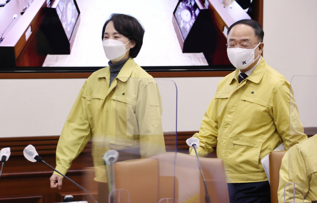 홍남기 경제부총리 겸 기획재정부 장관과 유은혜 사회부총리 겸 교육부 장관이 6일 정부서울청사에서 열린