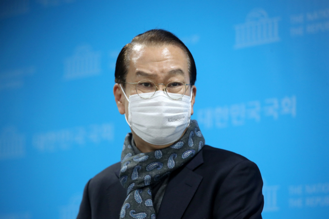국민의힘 선거대책본부장으로 임명된 권영세 의원이 5일 오후 국회 소통관에서 취재진의 질문에 답하고 있다. 연합뉴스