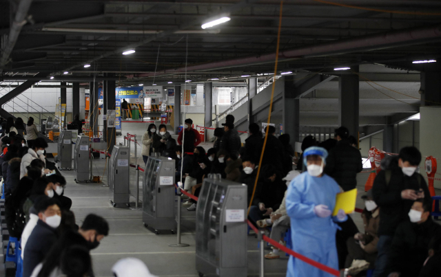 5일 오후 광주 북구 선별진료소에서 검사를 받으러 온 시민들이 검사 순서를 기다리고 있다. 연합뉴스