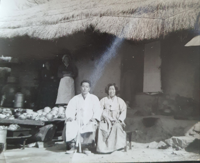 아버지 故 김진수(왼쪽) 씨와 어머니의 젊은 시절 모습. 가족제공.