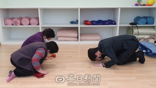 가수 영탁이 고향 안동 지역 한 노인복지센터에서 어르신들에게 새해 인사와 함께 큰절을 올리고 있다. 안동주간보호센터 제공