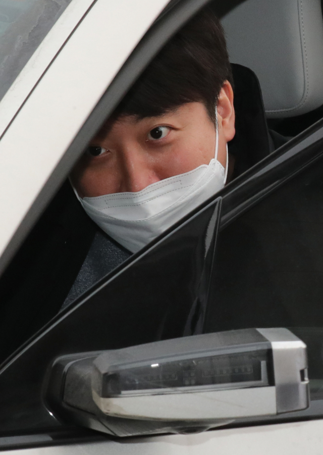 국민의힘 이준석 대표가 5일 차량으로 국회를 떠나고 있다. 연합뉴스