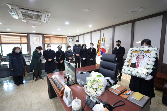 6일 고 이승율 군수 유족들이 고인의 영정을 들고 고인의 2층 집무실에서 마지막 인사를 하고 있다. 청도군 제공