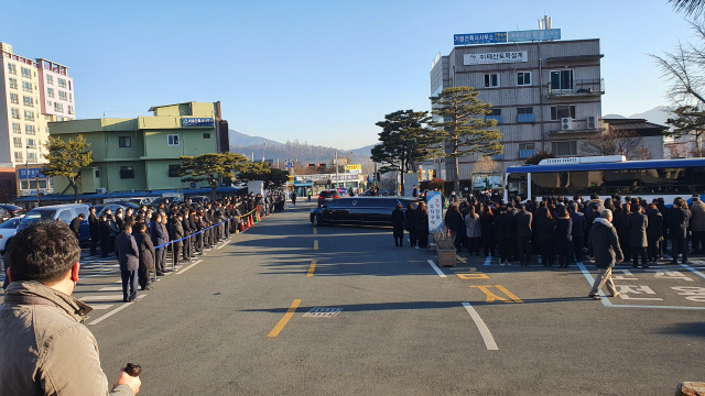 6일 고 이승율 청도군수의 영결식이 끝난 후 운구차가 전직원의 배웅 속에 군청 정문을 나서고 있다. 노진규 기자