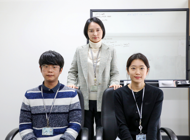 왼쪽부터 DGIST 김동욱 석박사통합과정생, 엄지원 뇌·인지과학전공 교수, 정혜지 박사과정생. DGIST 제공