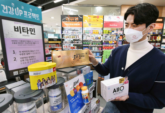 홈플러스는 오는 12일까지 비타민, 유산균 등 다양한 건강기능식품과 콜라겐 등의 식품을 할인하는 