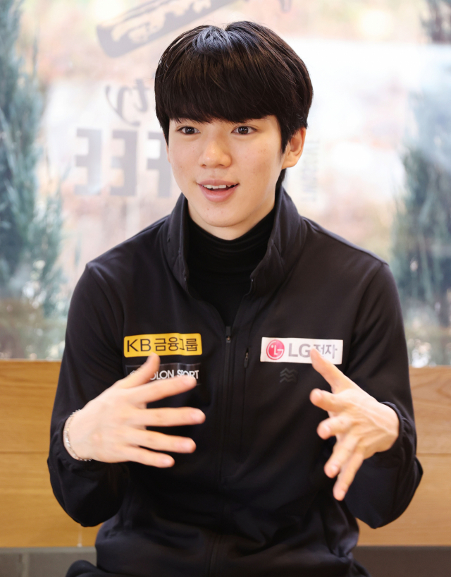 피겨스케이팅 국가대표 차준환이 태릉국제스케이트장 인근에서 인터뷰를 하고 있다. 연합뉴스