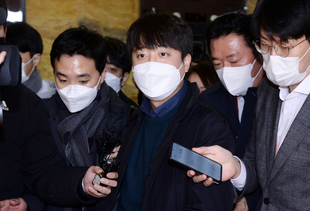 국민의힘 이준석 대표가 6일 국회 당 대표실을 나서며 취재진의 질문을 받고 있다. 연합뉴스