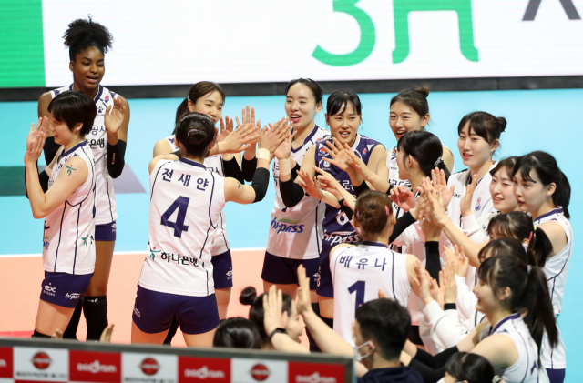 5일 광주 페퍼스타디움(염주종합체육관)에서 열린 프로배구 V리그 여자부 페퍼저축은행 AI페퍼스와 한국도로공사 하이패스의 경기에서 한국도로공사 선수들이 페퍼저축은행을 세트스코어 3대0으로 꺾고 승리 세리머니하고 있다. 연합뉴스