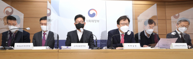 김태주 기획재정부 세제실장을 비롯한 관계자들이 지난 4일 세종시 정부세종청사에서 열린 