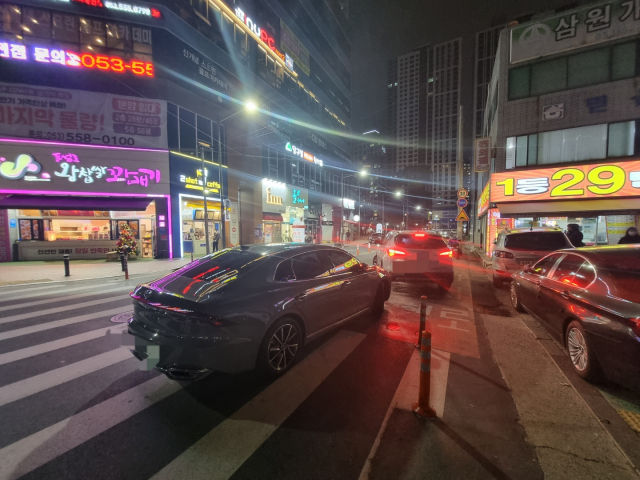 지난 5일 오후 6시 30분쯤 대구 달서구 장기동 한 복권 판매소. 복권을 구매하려는 차량들이 왕복 2차로 도로를 장악하고 있다. 임재환 기자
