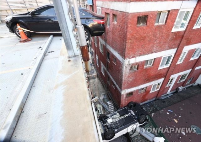 6일 오전 8시 30분쯤 서울 중구 숭례문 인근에 있는 한 민영 주차장 건물 꼭대기층에서 교통사고가 나 차량 1대가 야외로 추락했다. 연합뉴스