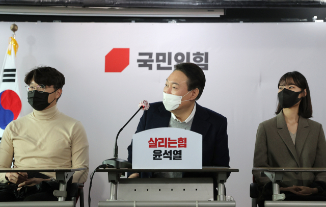 국민의힘 윤석열 대선 후보가 6일 오후 서울 여의도 당사에서 청년보좌역들과 간담회를 하고 있다. 연합뉴스