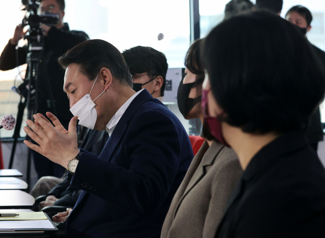 국민의힘 윤석열 대선 후보가 6일 오후 서울 여의도 당사에서 열린 청년보좌역들과의 간담회에서 발언하고 있다. 연합뉴스